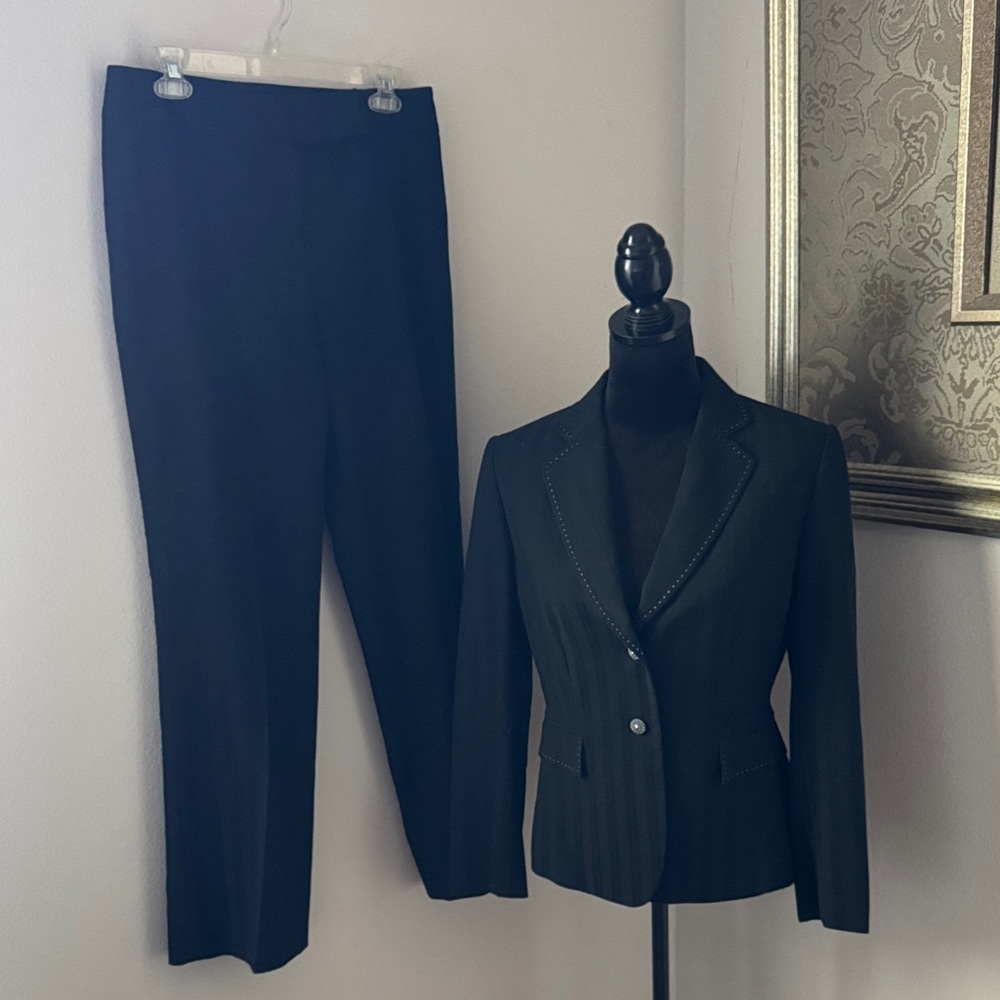 Tahari Arthur S. Levine Petite striped  Black Blazer and Pants‎ Suit Set Sz 8 P